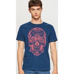 T-shirt z nadrukiem - Granatowy. Niebieskie t-shirty męskie z nadrukiem Reserved, m. W wyprzedaży za 24,99 zł.