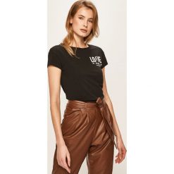 Love Moschino - T-shirt. Czarne bluzki damskie Love Moschino, z nadrukiem, z elastanu, z okrągłym kołnierzem. W wyprzedaży za 269,90 zł.