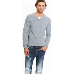 Sweter męski z białą wstawką i ozdobnymi guzikami. Szare swetry męskie na zimę, xxl, z dzianiny, eleganckie. W wyprzedaży za 39,99 zł.