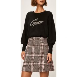 Guess Jeans - Spódnica. Różowe spódniczki damskie Guess Jeans, na co dzień, s, z aplikacjami, z elastanu, casualowe, mini, proste. Za 369,90 zł.