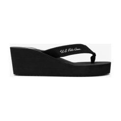 U.S. Polo Assn Hera Club Japonki Czarny. Czarne koturny damskie U.S. Polo Assn., w paski, z materiału, bez obcasa, na koturnie. Za 395,95 zł.