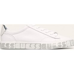 Guess Jeans - Tenisówki. Białe trampki i tenisówki damskie Guess Jeans, z aplikacjami, z jeansu, na sznurówki. W wyprzedaży za 299,90 zł.