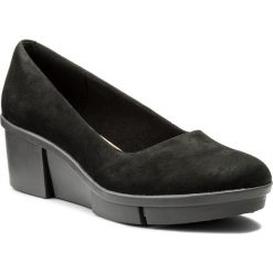 Półbuty CLARKS - Pola Mae 261309864 Black Nubuck. Czarne półbuty damskie na koturnie Clarks, z materiału. W wyprzedaży za 269,00 zł.