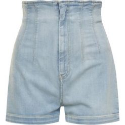 Szorty jeansowe Guess W02D22 D3ZT2. Niebieskie szorty damskie Guess, z aplikacjami, z bawełny. Za 419,00 zł.
