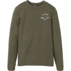 Sweter z bawełny z recyclingu Regular Fit bonprix ciemnooliwkowy. Zielone swetry męskie bonprix, xl, bez wzorów, z bawełny, z okrągłym kołnierzem, bez kaptura. Za 49,99 zł.