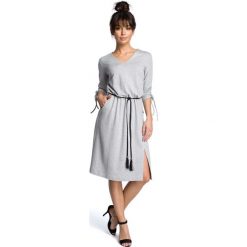 Szara Sukienka Boho z Rozszerzanym Dołem ze Sznurkowym Paskiem. Szare sukienki damskie Molly.pl, na co dzień, s, bez wzorów, z dzianiny, boho, bez kołnierzyka, bez rękawów, dopasowane. Za 154,90 zł.