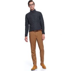 Spodnie eleganckie ze strukturalnej tkaniny. Brązowe spodnie męskie Top Secret, na zimę, m, bez wzorów, z tkaniny, eleganckie. W wyprzedaży za 69,99 zł.