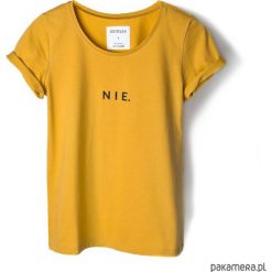 T-shirt musztardowy NIE. T-shirty damskie Pakamera, z napisami, klasyczne, z klasycznym kołnierzykiem. Za 89,00 zł.