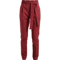 Noa Noa BASIC LONG Spodnie materiałowe port. Czerwone spodnie damskie marki Noa Noa, bez wzorów, z elastanu. Za 399,00 zł.