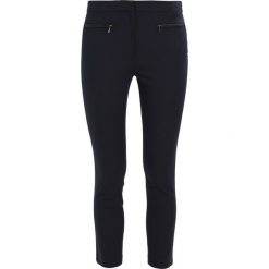 Club Monaco EMILY Spodnie materiałowe dark blue. Niebieskie spodnie damskie marki Club Monaco, bez wzorów, z elastanu. W wyprzedaży za 590,85 zł.