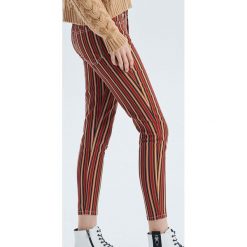 Jeansy Skinny w pionowe pasy - Pomarańczowy. Pomarańczowe jeansy damskie Cropp, bez wzorów, z jeansu. W wyprzedaży za 49,99 zł.