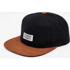 Czapka z daszkiem ze sztucznego zamszu. Szare czapki z daszkiem męskie Pull&Bear. Za 39,90 zł.