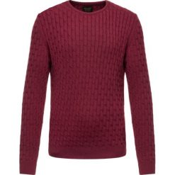 Sweter Pierre Cardin 55720/000/92535. Czerwone swetry męskie Pierre Cardin, m, bez wzorów, z poliesteru, klasyczne, z klasycznym kołnierzykiem, bez kaptura. W wyprzedaży za 289,00 zł.