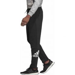 MĘSKIE SPODNIE ADIDAS BADGE OF SPORT FLEECE (L). Czarne spodnie męskie Adidas, do pracy, s, bez wzorów, z bawełny, sportowe. W wyprzedaży za 159,99 zł.