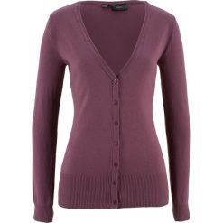 Sweter rozpinany z gładkiej dzianiny bonprix matowy jeżynowy. Fioletowe swetry damskie bonprix, bez wzorów, z dzianiny, casualowe, bez rękawów, bez kaptura. Za 59,99 zł.