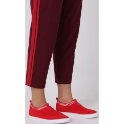 Czerwone skarpetkowe buty sportowe casu xt-11. Czerwone buty sportowe damskie Casu, bez wzorów, z materiału, sportowe. Za 59,99 zł.