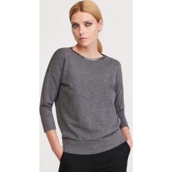 Sweter z aplikacją przy dekolcie - Szary. Szare swetry damskie Reserved, s, z aplikacjami, bez rękawów, bez kaptura. Za 79,99 zł.