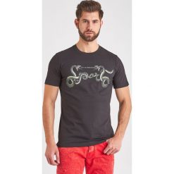 T-SHIRT john richmond. T-shirty męskie John Richmond Sport, m, bez wzorów, bez kołnierzyka. W wyprzedaży za 231,20 zł.