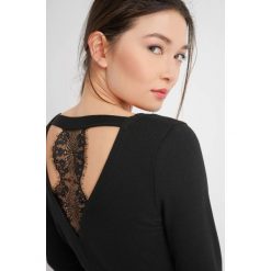 T-shirty damskie: Koszulka z koronką na plecach