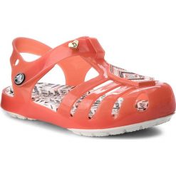Sandały CROCS - Drew X Crocs Isabella Sandal K 205199 Tomato/White. Czerwone sandały dziewczęce Crocs, z tworzywa sztucznego, bez zapięcia. W wyprzedaży za 189,00 zł.
