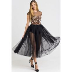 SUKIENKA Elisabetta Franchi. Czarne sukienki damskie Elisabetta Franchi, na imprezę, z aplikacjami, z tiulu, z okrągłym kołnierzem, bez rękawów, midi, rozkloszowane. Za 1500,00 zł.