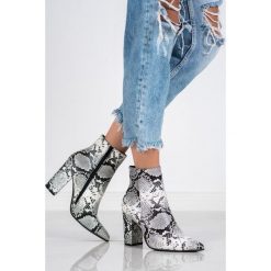BOTKI SNAKE PRINT. Botki damskie SEASTAR, ze skóry ekologicznej, bez obcasa, bez zapięcia. Za 127,90 zł.