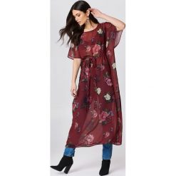 NA-KD Boho Szyfonowa sukienka kaftan we wzory - Red,Multicolor. Czerwone sukienki damskie marki NA-KD Boho, bez wzorów, z poliesteru, boho, z okrągłym kołnierzem, bez rękawów, maxi. W wyprzedaży za 20,47 zł.