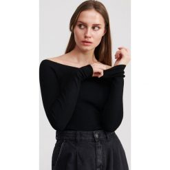 Sweter z odkrytymi ramionami - Czarny. Czarne swetry damskie Reserved, s, bez wzorów, bez rękawów, bez kaptura. Za 59,99 zł.