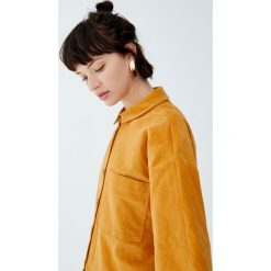 Sztruksowa koszula z kieszenią. Pomarańczowe koszule damskie Pull&Bear, bez wzorów, ze sztruksu, bez kołnierzyka, z długim rękawem. Za 99,90 zł.