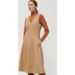 Gładka sukienka midi - Beżowy. Brązowe sukienki damskie Reserved, bez wzorów, bez kołnierzyka, bez rękawów, midi. Za 249,99 zł.