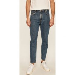 Tommy Jeans - Jeansy Dad Jean. Niebieskie jeansy męskie Tommy Jeans, bez wzorów. W wyprzedaży za 319,90 zł.