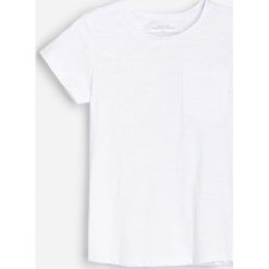 Biały t-shirt basic -. Białe t-shirty damskie Reserved, bez wzorów, bez kołnierzyka. Za 16,99 zł.