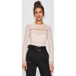 Guess Jeans - Sweter. Różowe swetry damskie marki Guess Jeans, s, z aplikacjami, z poliesteru, z krótkim rękawem, krótkie, bez kaptura. W wyprzedaży za 299,90 zł.