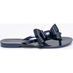Melissa - Japonki Harmonic Bow. Czarne klapki damskie marki Melissa, z gumy, na płaskiej podeszwie. W wyprzedaży za 119,90 zł.