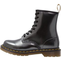 Dr. Martens 1460 VEGAN CHROME PASCAL Botki sznurowane gunmetal chrome metallic. Szare botki damskie skórzane marki Dr. Martens, na sznurówki. Za 629,00 zł.