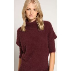 SWETER DAMSKI DŁUGI RĘKAW. Fioletowe swetry damskie Top Secret, na zimę, bez wzorów, z dzianiny, z długim rękawem, długie, bez kaptura. W wyprzedaży za 49,99 zł.