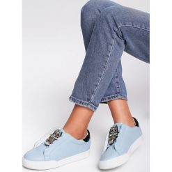 Niebieskie Sneakersy Place In Paradise. Niebieskie buty sportowe damskie Renee, z aplikacjami, ze skóry, sportowe. Za 69,99 zł.