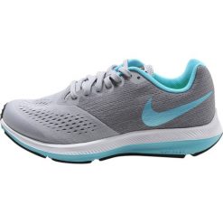 Nike Performance ZOOM WINFLO 4 Obuwie do biegania treningowe wolf grey/polarized blue/cool grey/polarized blue. Szare buty sportowe chłopięce Nike Performance, z materiału. W wyprzedaży za 181,35 zł.