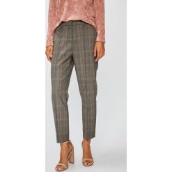 Vero Moda - Spodnie Vilian. Pomarańczowe spodnie damskie Vero Moda, z haftami, z elastanu, casualowe. W wyprzedaży za 129,90 zł.