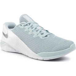 Buty NIKE - Metcon 5 A02982 303 Ocean Cube/Mtlc Cool Grey. Niebieskie buty sportowe damskie Nike, bez wzorów, z tworzywa sztucznego, sportowe, na fitness i siłownię. Za 549,00 zł.