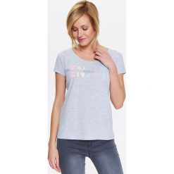 T-shirty damskie: T-SHIRT DAMSKI Z KOLOROWYM NAPISEM