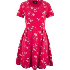 Sukienka shirtowa w kwiaty, krótki rękaw bonprix czerwony w kwiaty. Czerwone sukienki damskie bonprix, w kwiaty, bez kołnierzyka, z krótkim rękawem, krótkie, mini. Za 37,99 zł.
