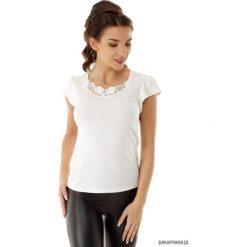 Bluzka Ines z wstawką na dekolcie ecru. Bluzki damskie Pakamera, bez wzorów, z elastanu, eleganckie, z falbankami, bez rękawów. Za 99,00 zł.