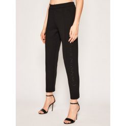 Spodnie dresowe Calvin Klein Jeans J20J213775. Czarne spodnie damskie Calvin Klein Jeans, s, z bawełny. W wyprzedaży za 299,00 zł.