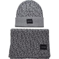 Zestaw Szalik i Czapka CALVIN KLEIN - Ck Knitted Scarf&Bea K60K604748 013. Szare czapki zimowe damskie marki Calvin Klein, z bawełny. W wyprzedaży za 289,00 zł.