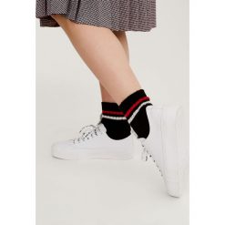Sportowe skarpetki w stylu vintage. Czarne skarpetki damskie Pull&Bear, bez wzorów. Za 15,90 zł.