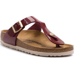 Japonki BIRKENSTOCK - Gizeh Bs 1013074 Patent Bordeaux. Czerwone klapki damskie Birkenstock, bez wzorów, ze skóry ekologicznej, bez obcasa. W wyprzedaży za 199,00 zł.