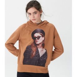 Bluza z fotonadrukiem - Beżowy. Brązowe bluzy damskie marki House, s, bez wzorów, bez rękawów, bez kaptura. Za 89,99 zł.