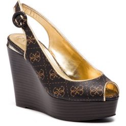 Sandały GUESS - Hardy FL6HAR FAL04 BROWN. Pomarańczowe klapki damskie Guess, z aplikacjami, ze skóry ekologicznej, bez obcasa, na obcasie. W wyprzedaży za 539,00 zł.