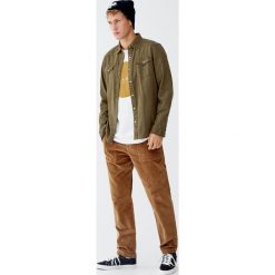 Koszula jeansowa w kowbojskim stylu. Brązowe koszule męskie jeansowe Pull&Bear, m, z długim rękawem. Za 89,90 zł.